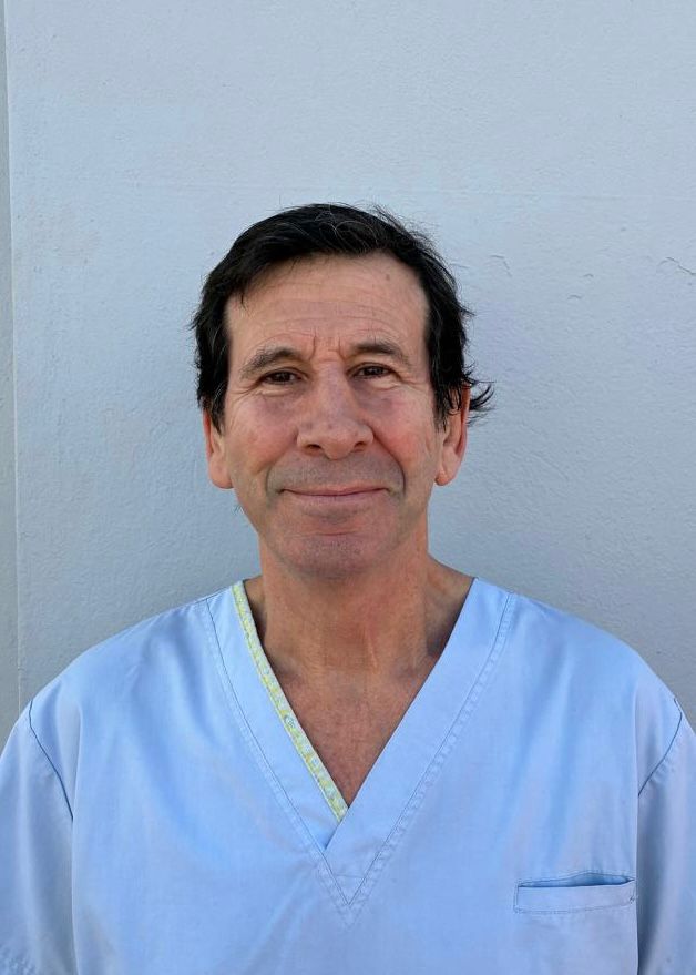 Médico veterinario listo para realizar una castración de mascota